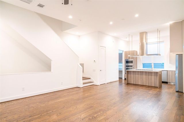 5869 E Post Oak Lane, Houston, TX 77055