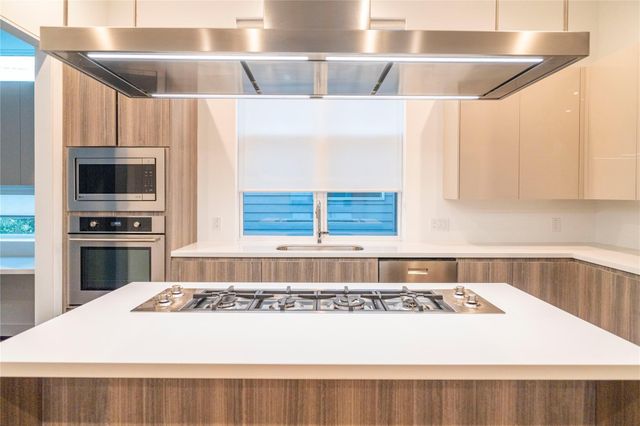 5869 E Post Oak Lane, Houston, TX 77055