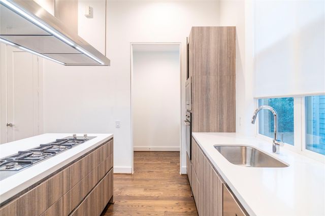 5869 E Post Oak Lane, Houston, TX 77055