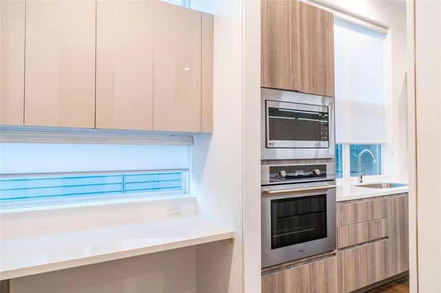 5869 E Post Oak Lane, Houston, TX 77055