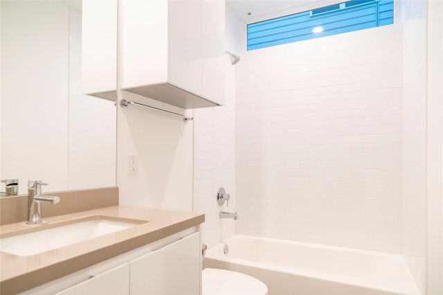 5869 E Post Oak Lane, Houston, TX 77055