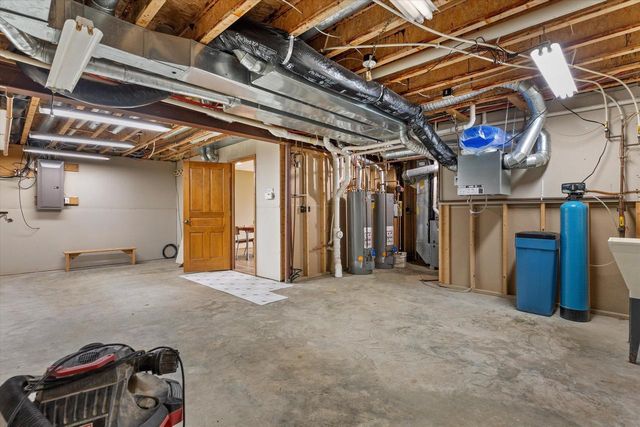 501 Drumlin COVE, Slinger, WI 53086