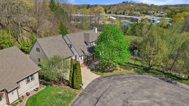 501 Drumlin COVE, Slinger, WI 53086