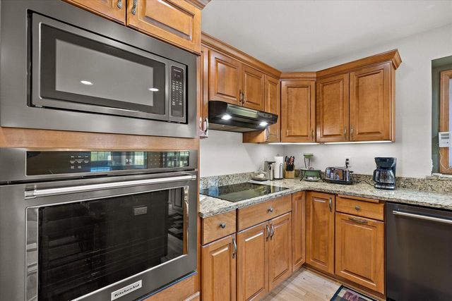 501 Drumlin COVE, Slinger, WI 53086