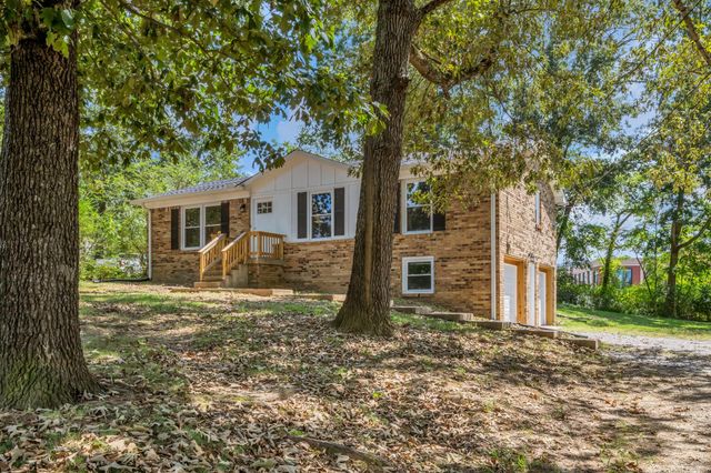 105 Ravenwood Cir, Dickson, TN 37055