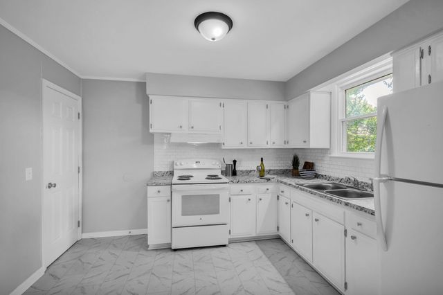 105 Ravenwood Cir, Dickson, TN 37055
