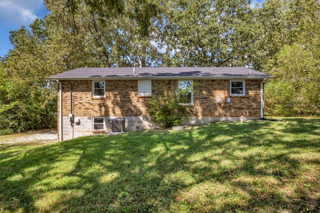 105 Ravenwood Cir, Dickson, TN 37055