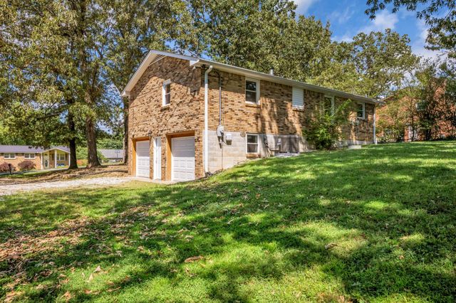 105 Ravenwood Cir, Dickson, TN 37055