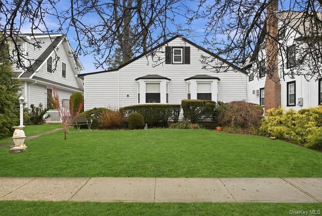 163 Elm Street, Roslyn Heights, NY 11577