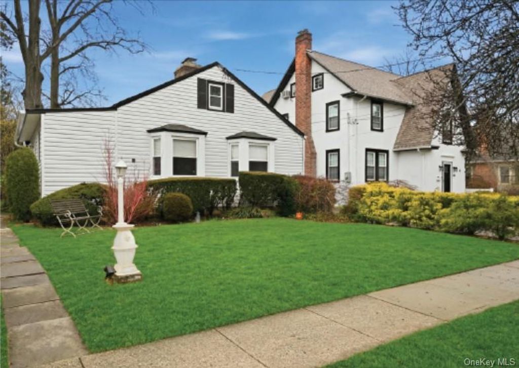 163 Elm Street, Roslyn Heights, NY 11577