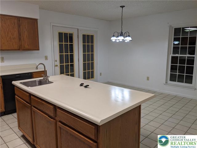 1825 Falcon Drive, Bethlehem City, PA 18017