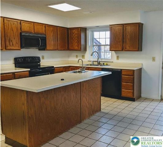 1825 Falcon Drive, Bethlehem City, PA 18017