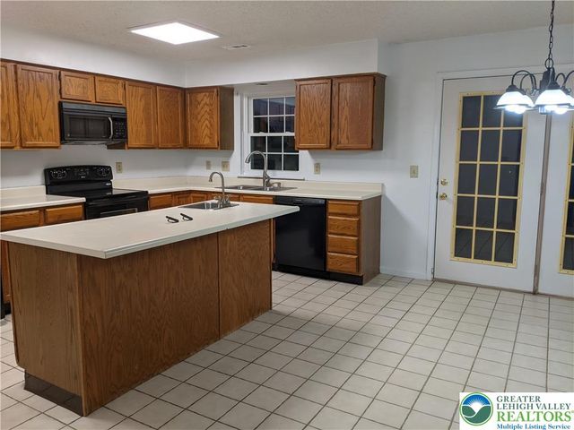 1825 Falcon Drive, Bethlehem City, PA 18017