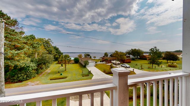 250 Riverside Drive, Sneads Ferry, NC 28460