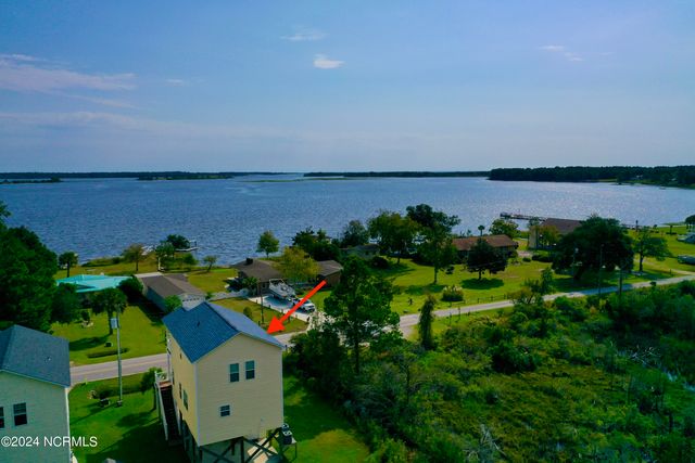 250 Riverside Drive, Sneads Ferry, NC 28460