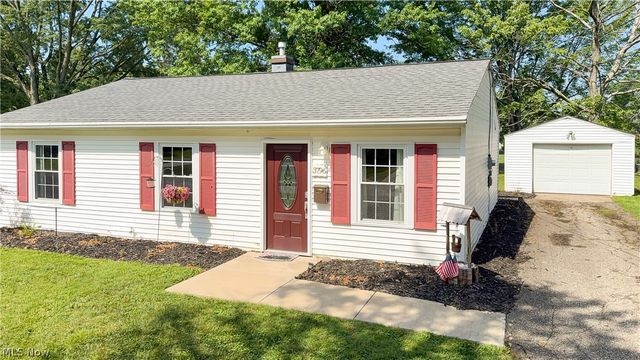 3796 Santom Road N, Stow, OH 44224