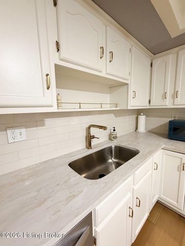 5800 Coach Gate Wynde APT 291, Louisville, KY 40207