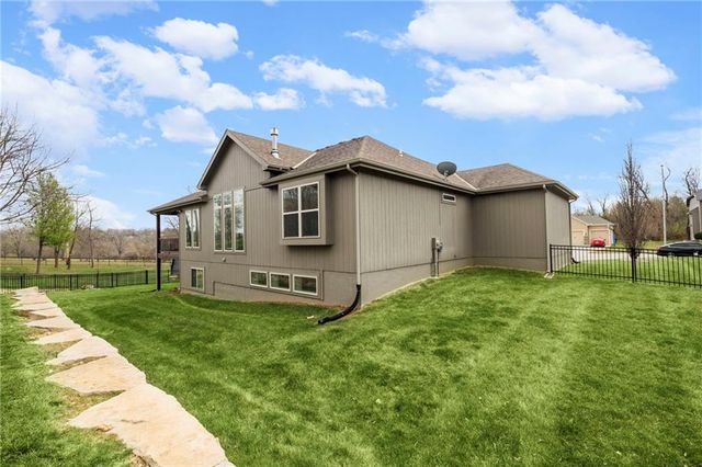 1021 SE Carmine Court, Blue Springs, MO 64014