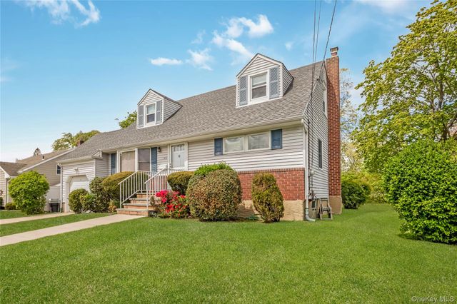 142 Elkton Lane, North Babylon, NY 11703