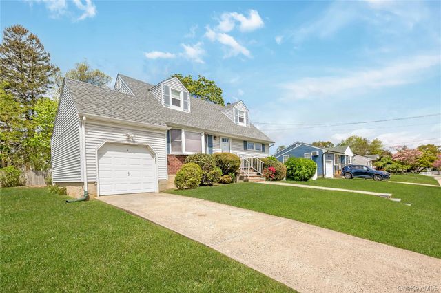 142 Elkton Lane, North Babylon, NY 11703