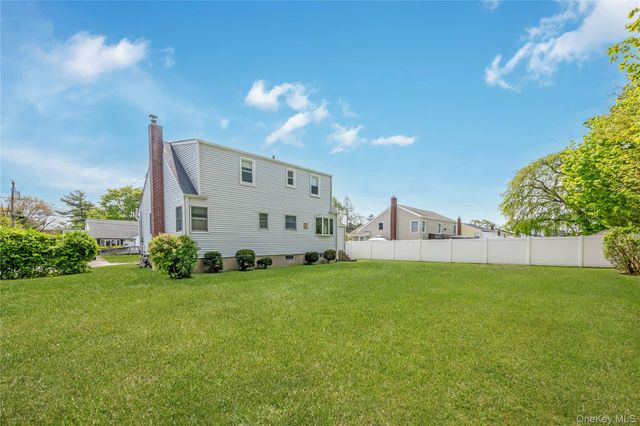 142 Elkton Lane, North Babylon, NY 11703