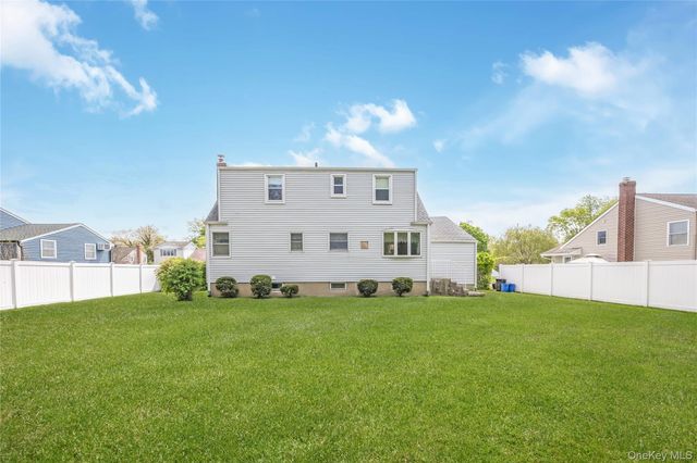 142 Elkton Lane, North Babylon, NY 11703