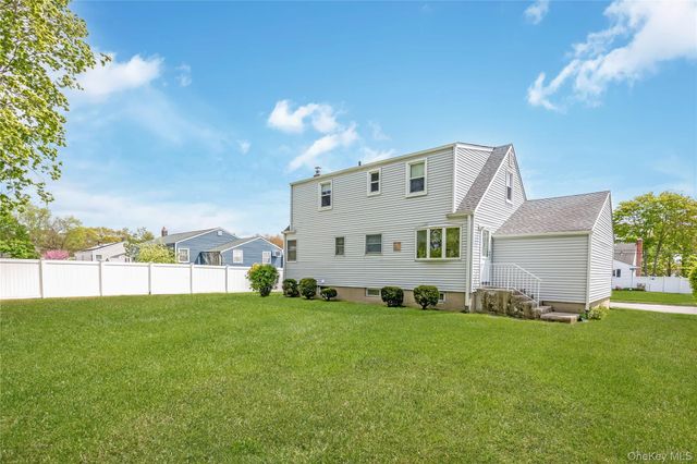 142 Elkton Lane, North Babylon, NY 11703