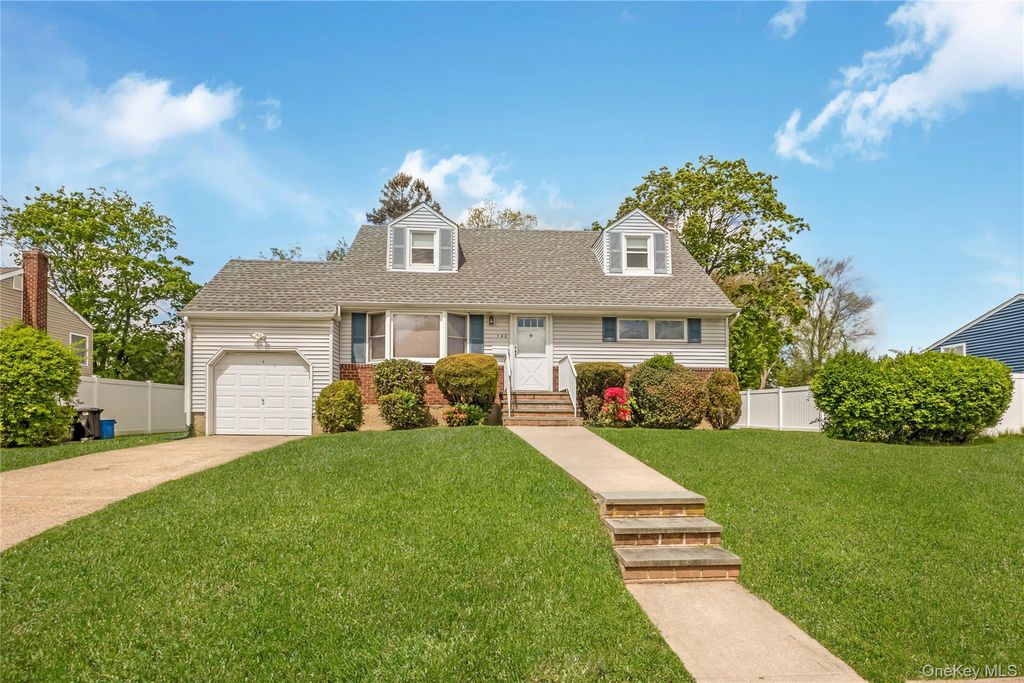 142 Elkton Lane, North Babylon, NY 11703