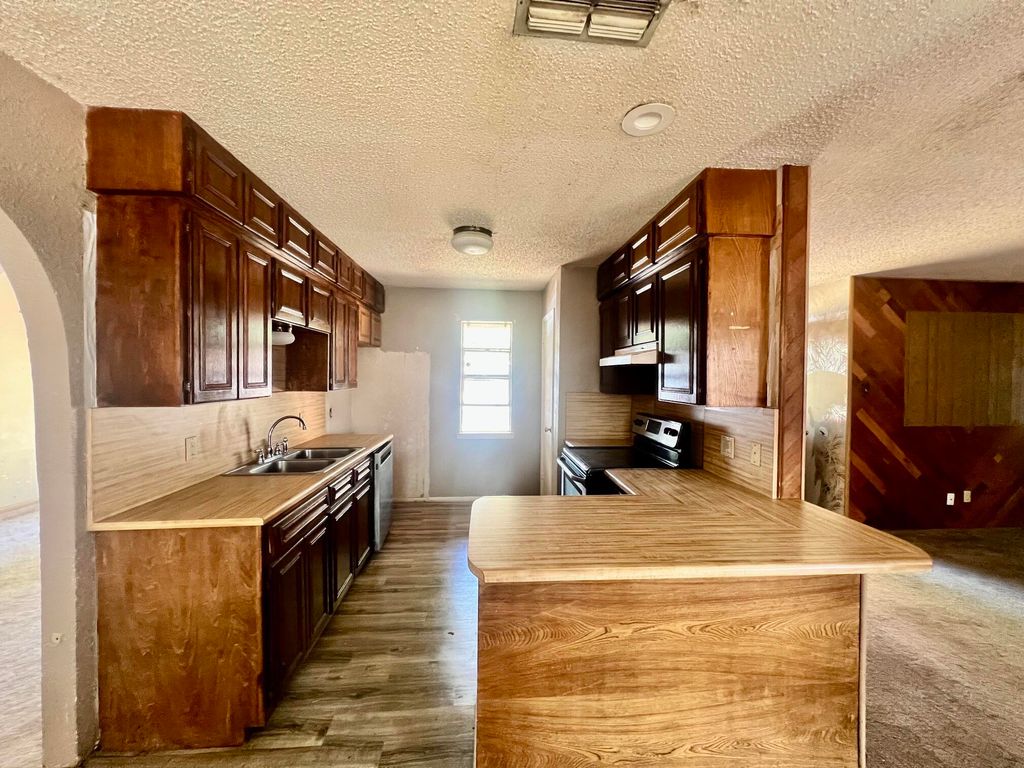 Image 6 of property listing at 813 Stonewall Drive, San Angelo, TX 76905