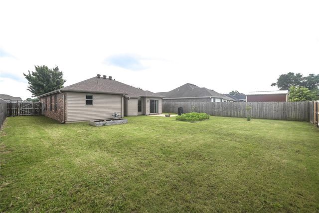 2102 N Wakefield Street, Siloam Springs, AR 72761