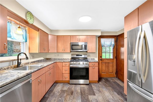 4632 Woodhill Dr, Munhall, PA 15120