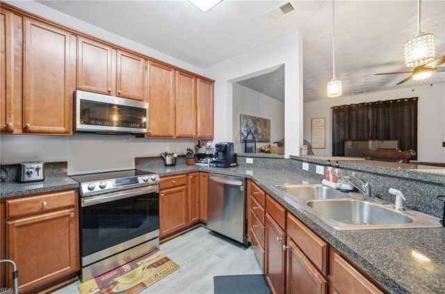 8 Rutland DR, Hampton, VA 23666