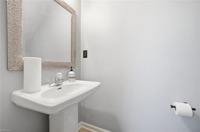 8 Rutland DR, Hampton, VA 23666