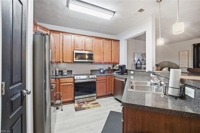 8 Rutland DR, Hampton, VA 23666