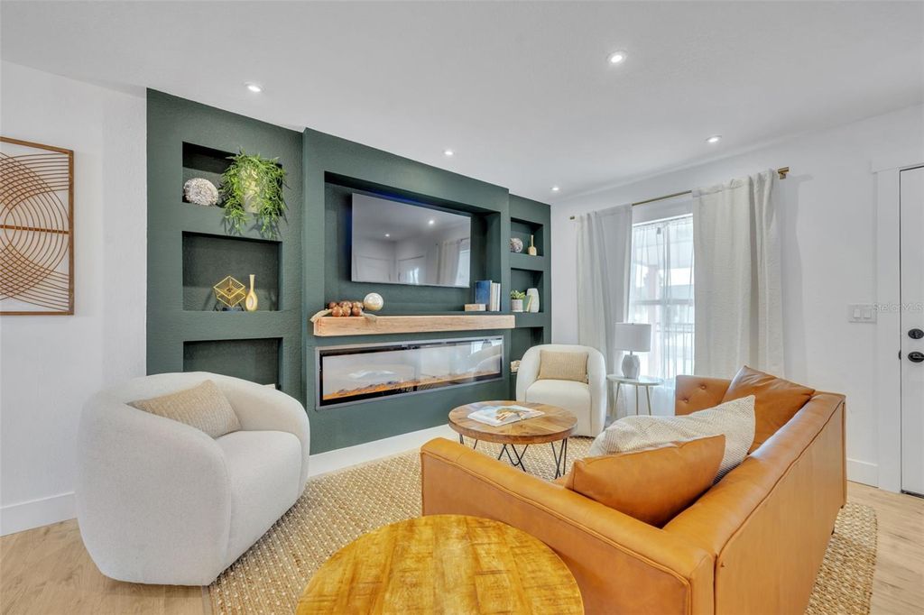 Image 5 of property listing at 2316 FLEET CIRCLE, Orlando, FL 32817