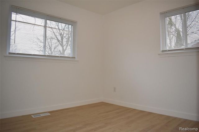 28095 Selkirk Street, Southfield, MI 48076