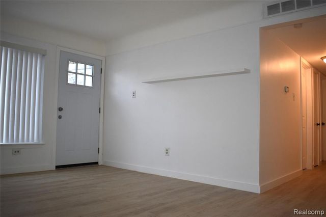 28095 Selkirk Street, Southfield, MI 48076