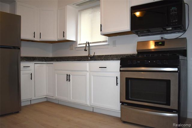 28095 Selkirk Street, Southfield, MI 48076