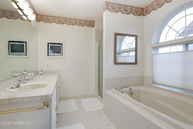 11 Peaksail Drive, Bayville, NJ 08721