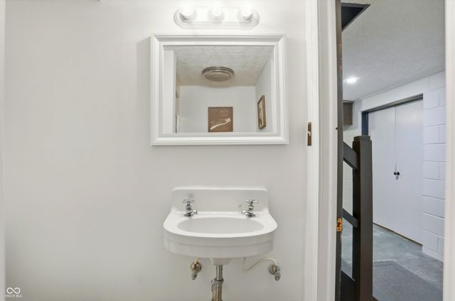 3905 Shelbyville Road, Indianapolis, IN 46237