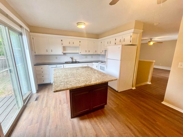 2156 S White Oak Dr, Wichita, KS 67207