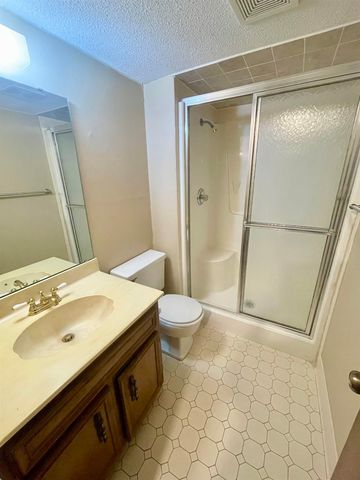 2156 S White Oak Dr, Wichita, KS 67207