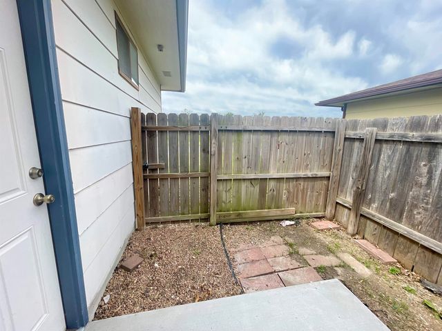 2156 S White Oak Dr, Wichita, KS 67207