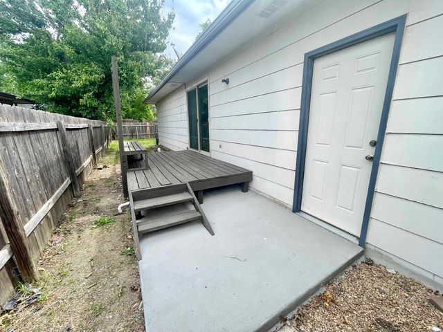 2156 S White Oak Dr, Wichita, KS 67207
