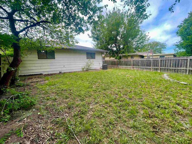 2156 S White Oak Dr, Wichita, KS 67207