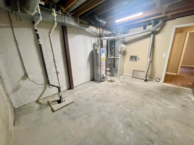 2156 S White Oak Dr, Wichita, KS 67207