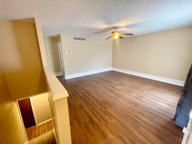 2156 S White Oak Dr, Wichita, KS 67207