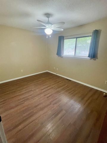 2156 S White Oak Dr, Wichita, KS 67207