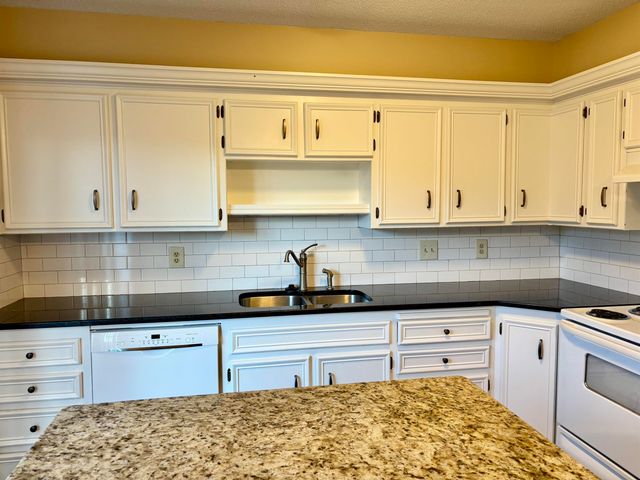 2156 S White Oak Dr, Wichita, KS 67207