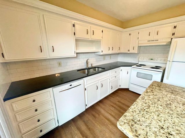 2156 S White Oak Dr, Wichita, KS 67207